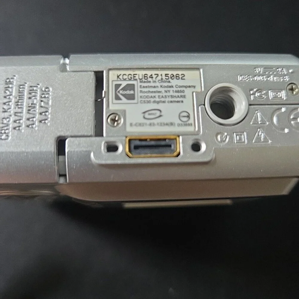 Kodak Digital Camera EasyShare C530 5.0MP Silver Tested (Broken Battery Door)